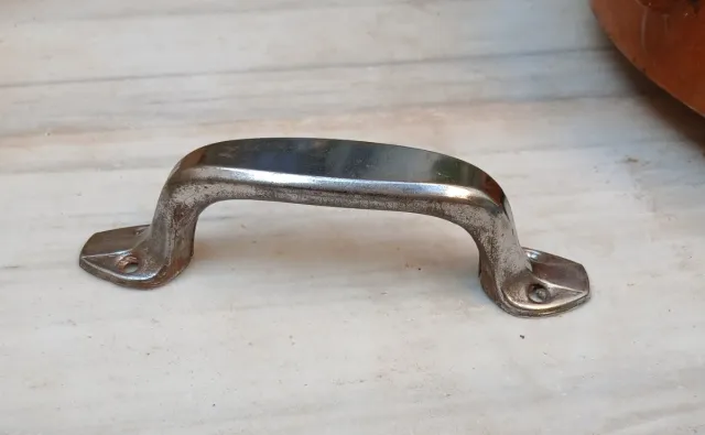 Asa de latón antigua, de 16 cm. de largo