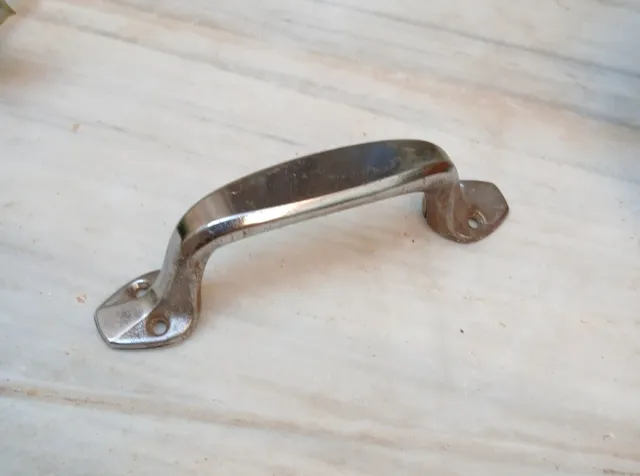 Asa de latón antigua, de 16 cm. de largo