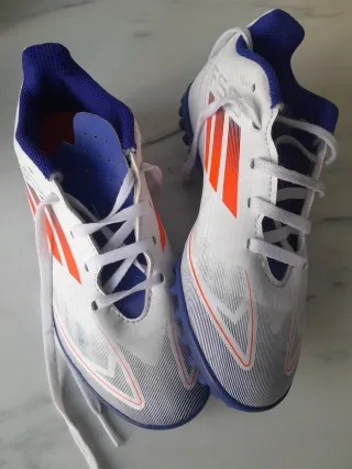 Botas de fútbol Adidas blancas y azules