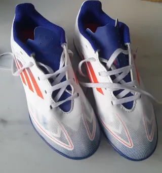 Botas de fútbol Adidas blancas y azules