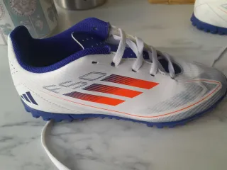Botas de fútbol Adidas blancas y azules