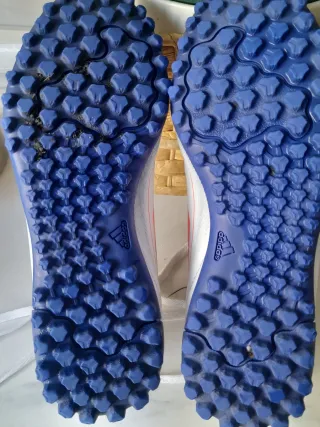 Botas de fútbol Adidas blancas y azules