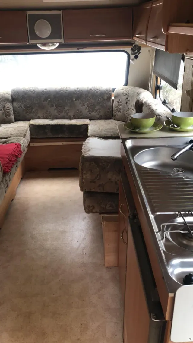 Caravana inglesa sin papel