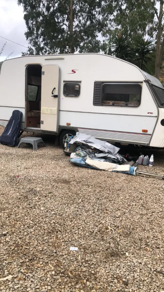 Caravana inglesa sin papel