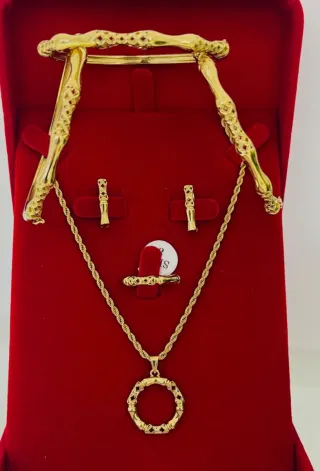 Conjunto de acero dorado