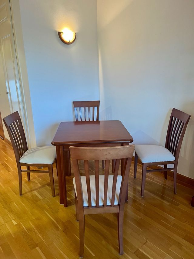 Mesa comedor extensible de maciza + 4 sillas