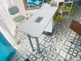 Mesa de manicura profesional plateada y blanca