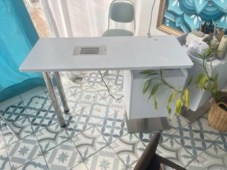 Mesa de manicura profesional plateada y blanca