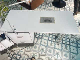 Mesa de manicura profesional plateada y blanca