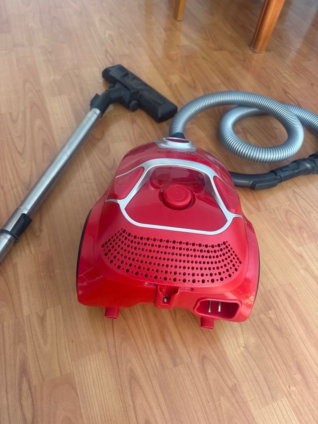 Aspiradora Rowenta Roja. NO funciona , a reparar.