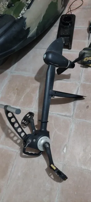 Kayak de pesca con motor y accesorios