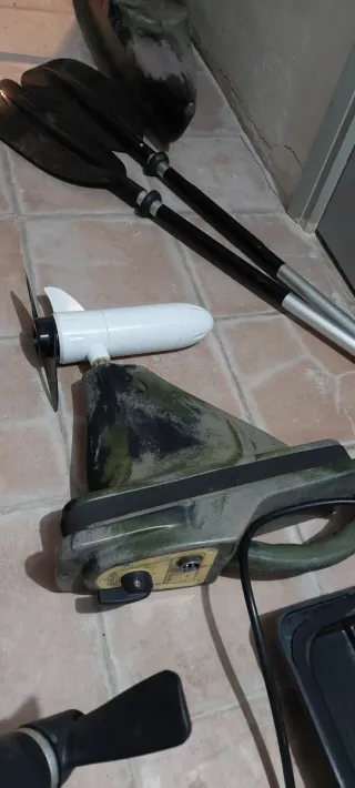 Kayak de pesca con motor y accesorios