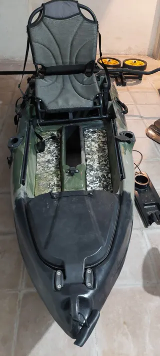 Kayak de pesca con motor y accesorios