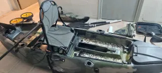 Kayak de pesca con motor y accesorios