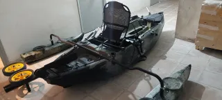Kayak de pesca con motor y accesorios