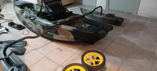 Kayak de pesca con motor y accesorios