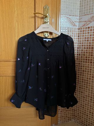 Blusa Scalpers negra con flores moradas