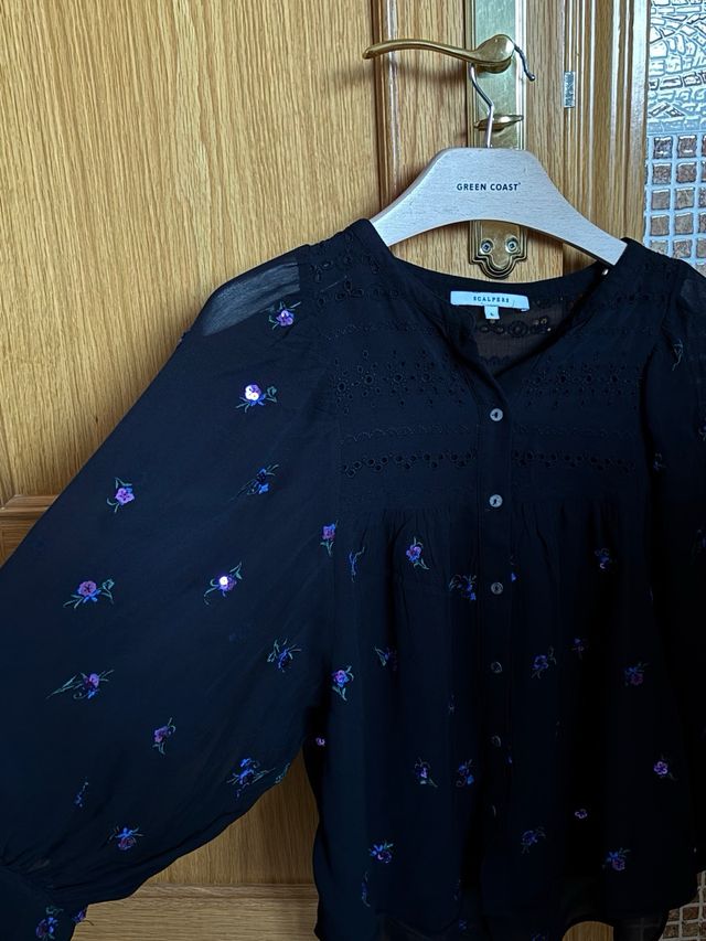 Blusa Scalpers negra con flores moradas