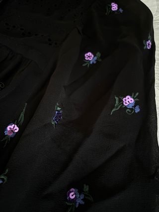 Blusa Scalpers negra con flores moradas