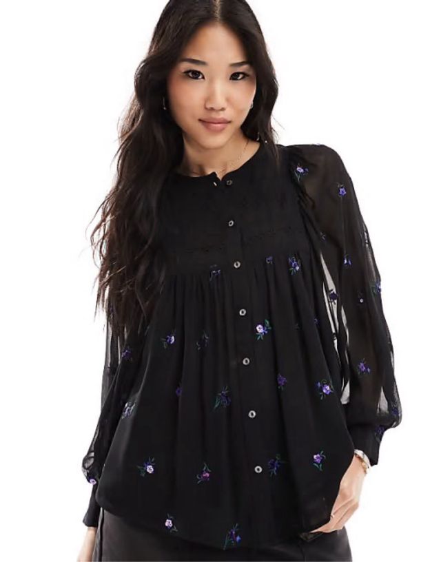 Blusa Scalpers negra con flores moradas