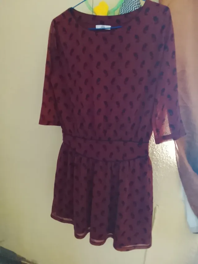 Vestido granate con estampado de cachemir