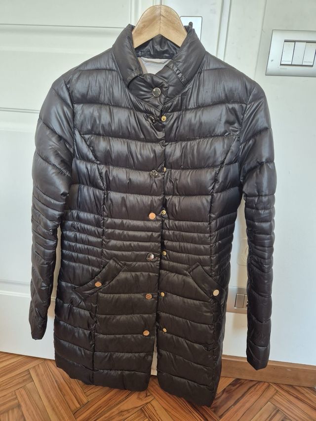 Piumino nero con bottoni dorati