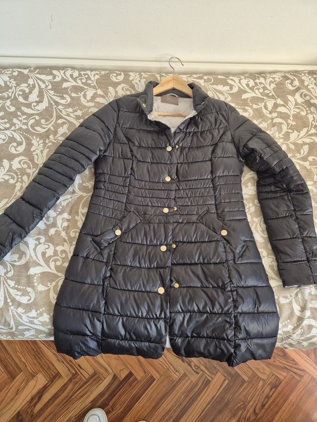 Piumino nero con bottoni dorati