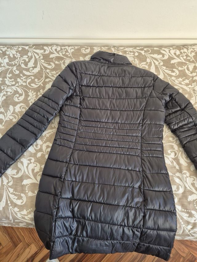 Piumino nero con bottoni dorati