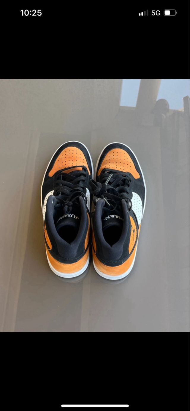 Zapatillas Jordan Negras y Naranjas