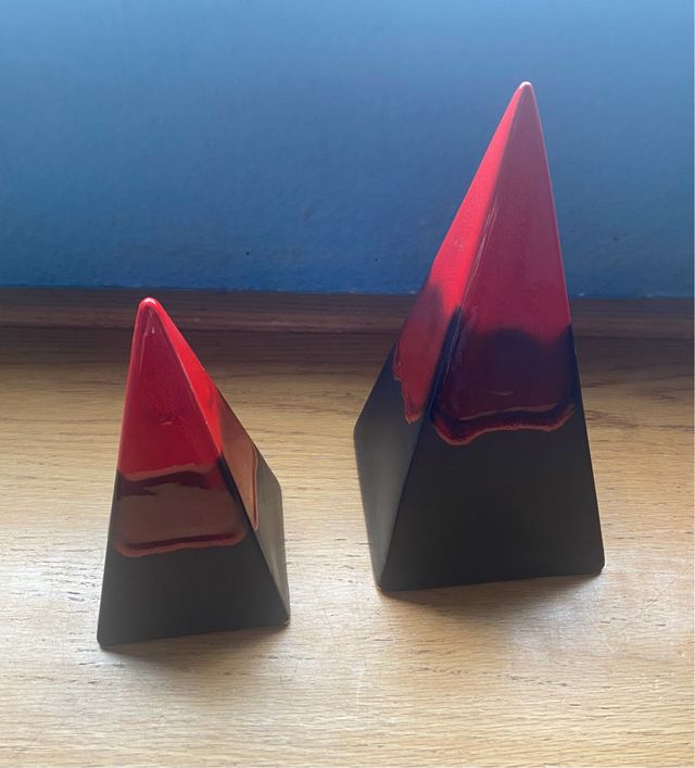 Juego 2 Pirámides Porcelana Roja/Negra