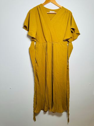 Vestido midi plisado amarillo