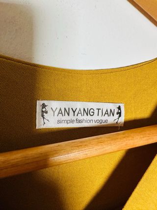 Vestido midi plisado amarillo