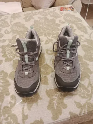 Botas de senderismo grises y verdes