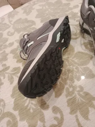 Botas de senderismo grises y verdes