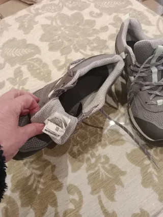 Botas de senderismo grises y verdes