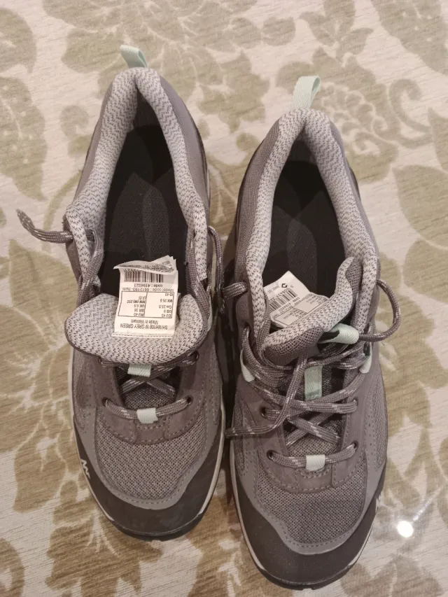 Botas de senderismo grises y verdes