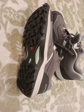 Botas de senderismo grises y verdes