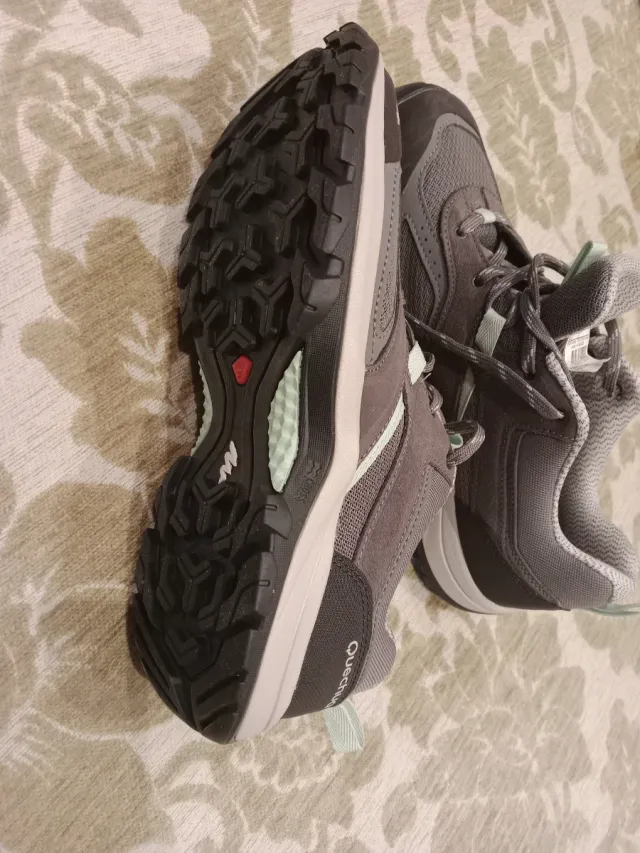 Botas de senderismo grises y verdes