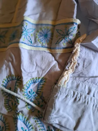 Camisa bordada beige y azul