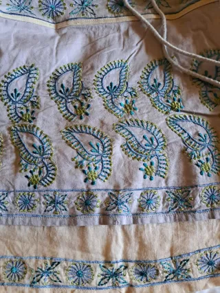 Camisa bordada beige y azul