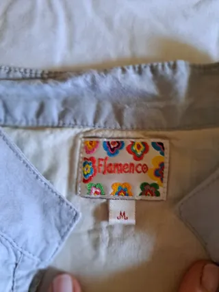 Camisa bordada beige y azul