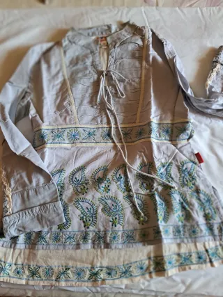 Camisa bordada beige y azul