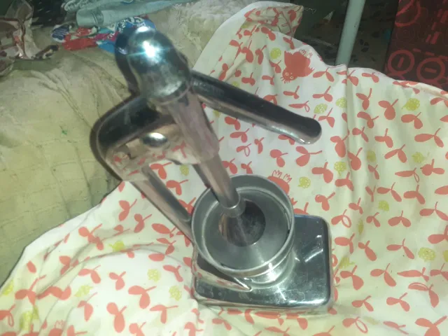 Exprimidor de naranjas metálico