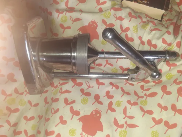 Exprimidor de naranjas metálico