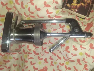 Exprimidor de naranjas metálico