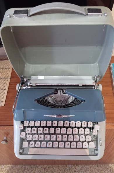 Máquina de escribir antigua portátil