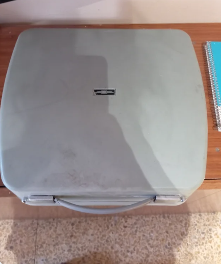 Máquina de escribir antigua portátil