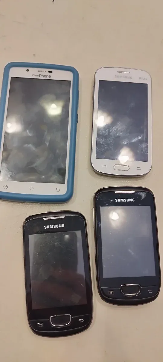 Lotto 4 cellulari Samsung neri e bianchi