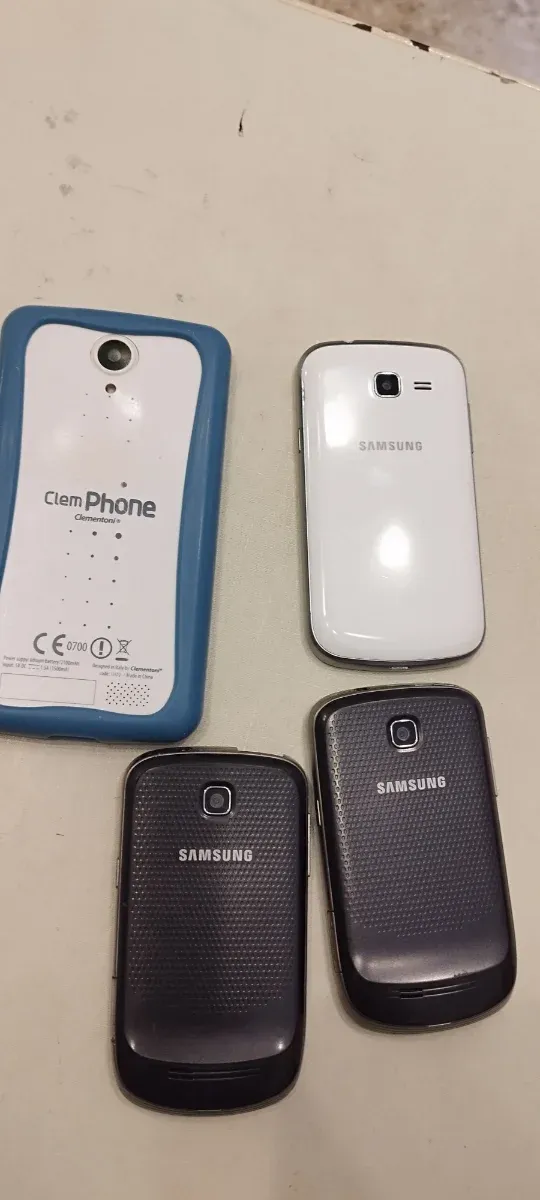 Lotto 4 cellulari Samsung neri e bianchi