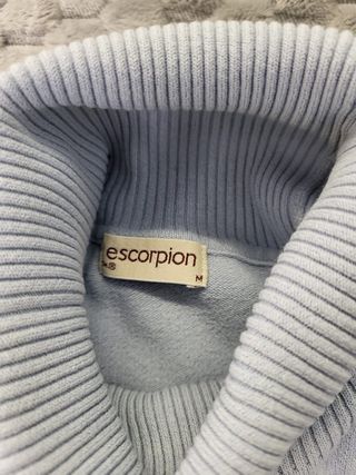 Jersey Cuello Alto Escorpión Talla M Celeste